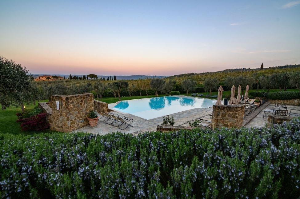 An amazing pool amidst the vineyards at Canalicchio di Sopra
